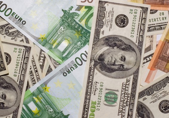 В понедельник, 1 февраля, доллар и евро возобновили рост