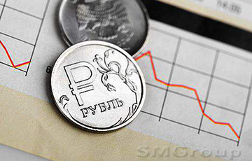 Российский рубль возобновил падение на фоне дефицита валюты