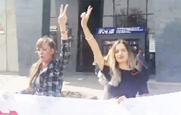 На проспекте Победителей айтишники вышли на акцию Солидарности