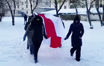 Тракторный поселок с самого утра вышел на марш под огромным бело-красно-белым флагом