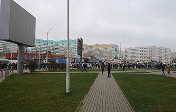 Люди вышли по всему Минску, чтобы почтить память Героя Беларуси.