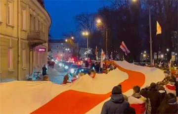 По Вильнюсу пронесли 300-метровый БЧБ-флаг