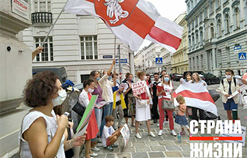 Жители Вены возле посольства РФ: Руки прочь от Беларуси!