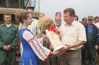 Хозяйства Беларуси преодолели четырехмиллионный рубеж по намолоту зерна