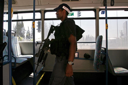 На пассажиров автобуса в Тель-Авиве напал мужчина с ножом