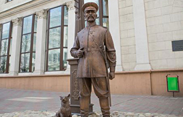 Бездомный набросил цепочку на шею памятника городовому в Минске