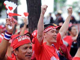 30 тысяч сторонников бывшего премьера Таиланда устроили митинг