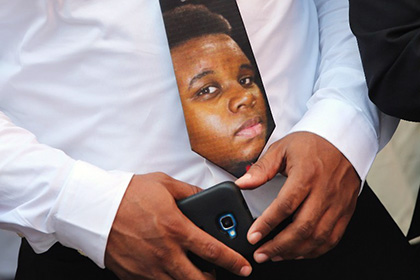 Семья убитого чернокожего подростка подаст в суд на власти Фергюсона