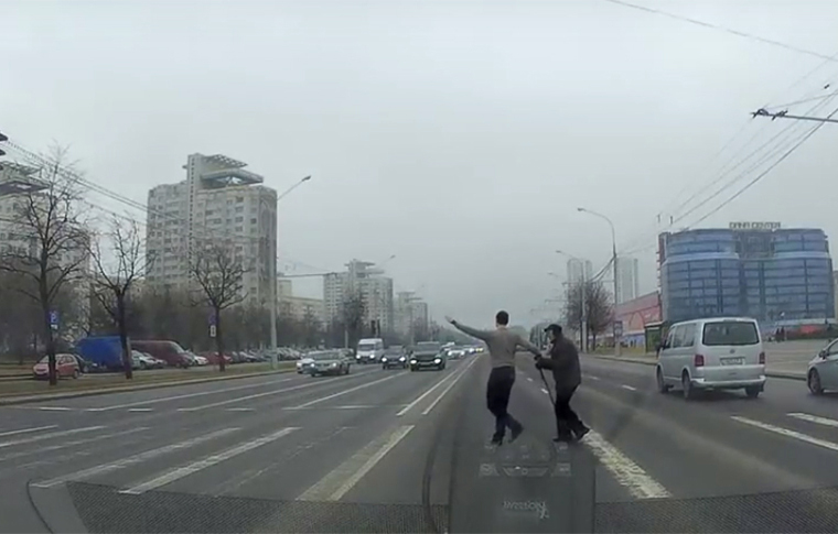В Минске водитель остановил поток, чтобы перевести дедушку через переход