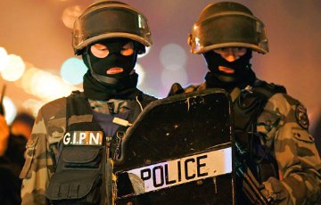 Спецслужбы Франции ищут остающихся на свободе террористов