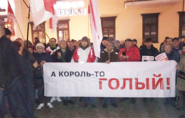 Свободные люди прошли маршем по центру Минска и сожгли удостоверения от Ермошиной