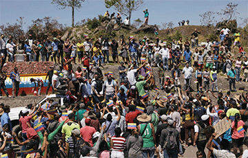 Cторонники Гуаидо прорвали кордон полиции на границе Венесуэлы и Колумбии