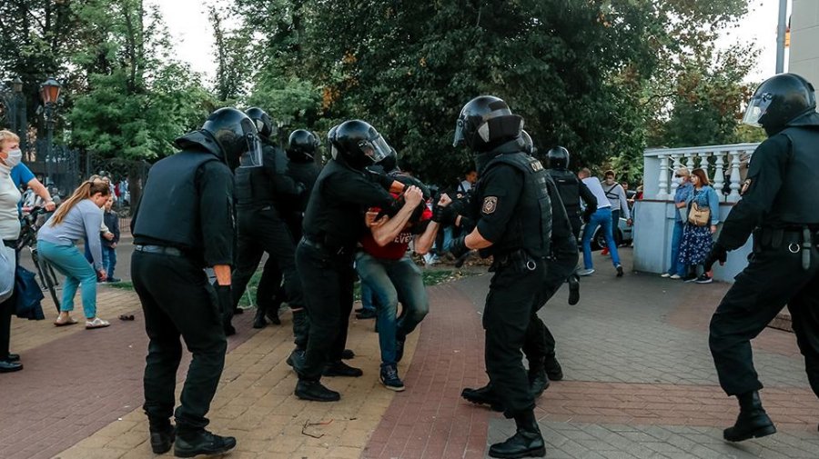 «Коридор дубинок». Правозащитники опубликовали доклад о пытках в Беларуси