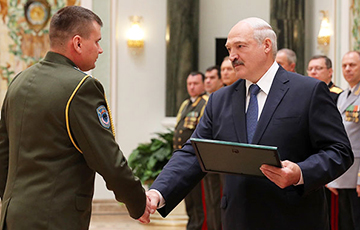 Лукашенко вручил генеральские погоны начальнику скандальной «учебки» в Печах