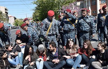 «Тотальное неподчинение»: Протестующие перекрыли центральные улицы Еревана
