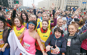Две тысячи девушек пробежали по перекрытому проспекту Минска