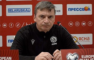 Главные тренер сборной Беларуси по футболу ушел в отставку