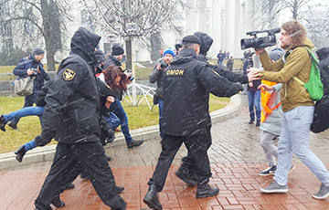 В Беларуси задержаны десятки журналистов