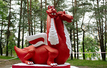 У протестующих белорусов появился бело-красно-белый дракон