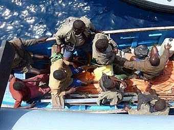 Сомалийские пираты захватили танкер с американским экипажем