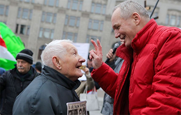 Фотофакт: 91-летний участник акции выступает против «интеграции» с Россией