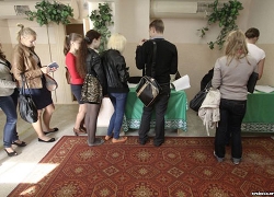 В Гродно студенты приходят голосовать целыми группами
