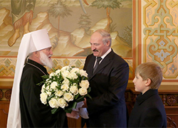 Лукашенко подарил митрополиту Павлу сервиз