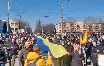 В центре освобожденного Херсона трогательно спели гимн Украины