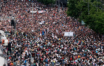 «Вучич — вон»: в Сербии продолжаются многотысячные протесты