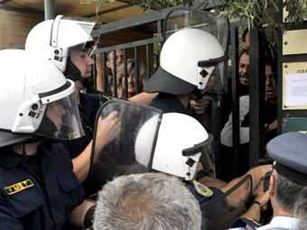 Полиция прогнала демонстрантов с афинского Акрополя