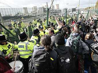 Британские экологи во время акции протеста ранили троих полицейских