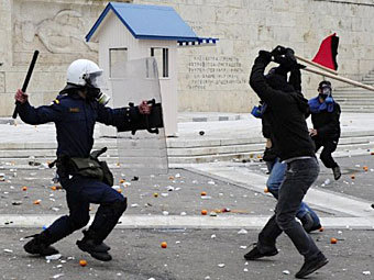 В Греции годовщину убийства подростка отметили беспорядками