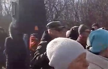 Жители украинского приграничного села вышли на протест и обратились к белорусам