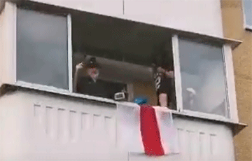 «Пераможам!»: Белорусская семья на балконе эффектно поддержалa Флешмоб солидарности