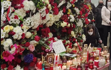 «Площадь Перемен» в Минске усыпана цветами