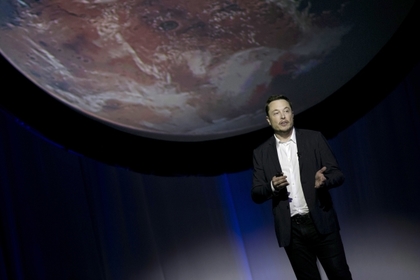 Маск впервые полностью показал космический скафандр SpaceX