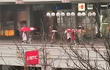 Минчанки с бело-красно-белыми зонтами гуляют по Немиге