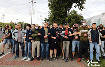 Фото дня: Белорусские мужчины плечом к плечу идут за свободой