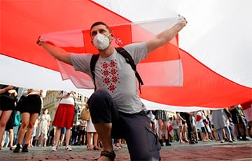 В Праге на акцию солидарности с Беларусью пришли сотни людей