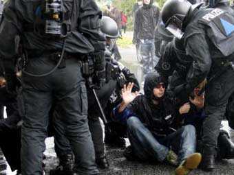 В Берлине первомайские демонстранты покалечили 30 полицейских