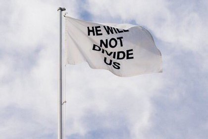 Анонимусы вычислили флаг ЛаБафа с помощью звезд и заменили его на кепку Трампа
