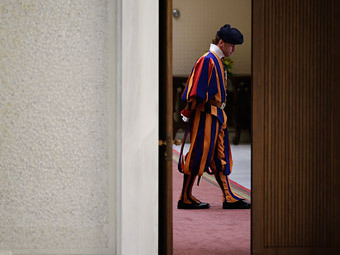 Служащих Ватикана обяжут носить карты с микрочипом