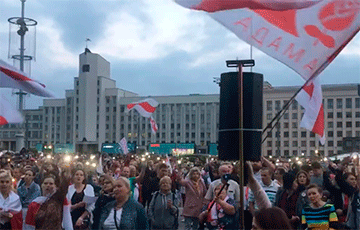Минчанка на площади Независимости: Я хочу строить свое будущее здесь