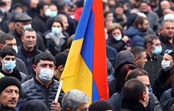 В Ереване митингующие заблокировали админздания