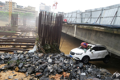 Из-за наводнения в Китае погибли восемь человек