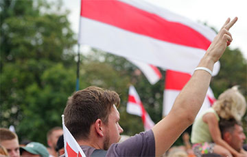 Акция в Гродно: с Вольским, флагами и требованиями продолжить забастовку.