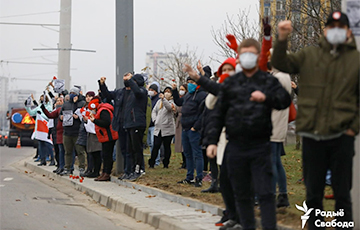 Акция памяти проходит в Минске на улице Притыцкого: фоторепораж