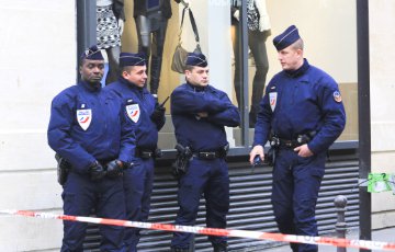 В Париже полиция применила слезоточивый газ против демонстрантов