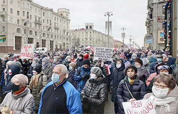 Участники Марша скандируют: «Трибунал» и «Фашисты» напротив здания КГБ
