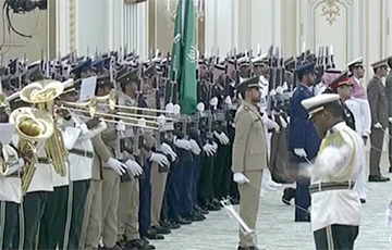 Видеофакт: Саудовский оркестр сыграл гимн РФ перед Путиным и не попал в ноты